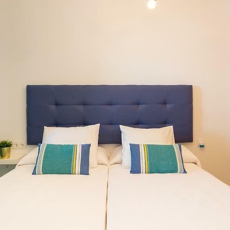 Charming Apartment On The Beach - Pool And Parking Malaga Exterior photo