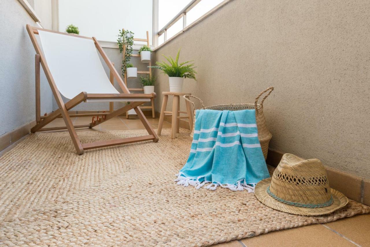 Charming Apartment On The Beach - Pool And Parking Malaga Exterior photo