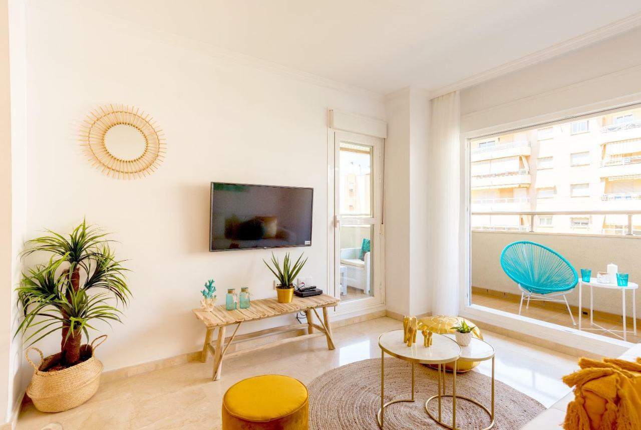 Charming Apartment On The Beach - Pool And Parking Malaga Exterior photo