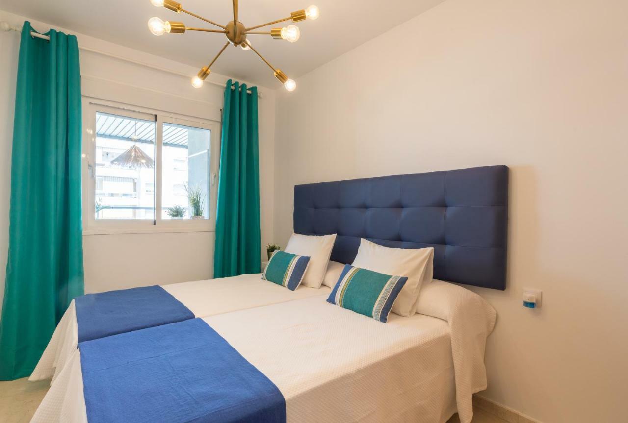 Charming Apartment On The Beach - Pool And Parking Malaga Exterior photo