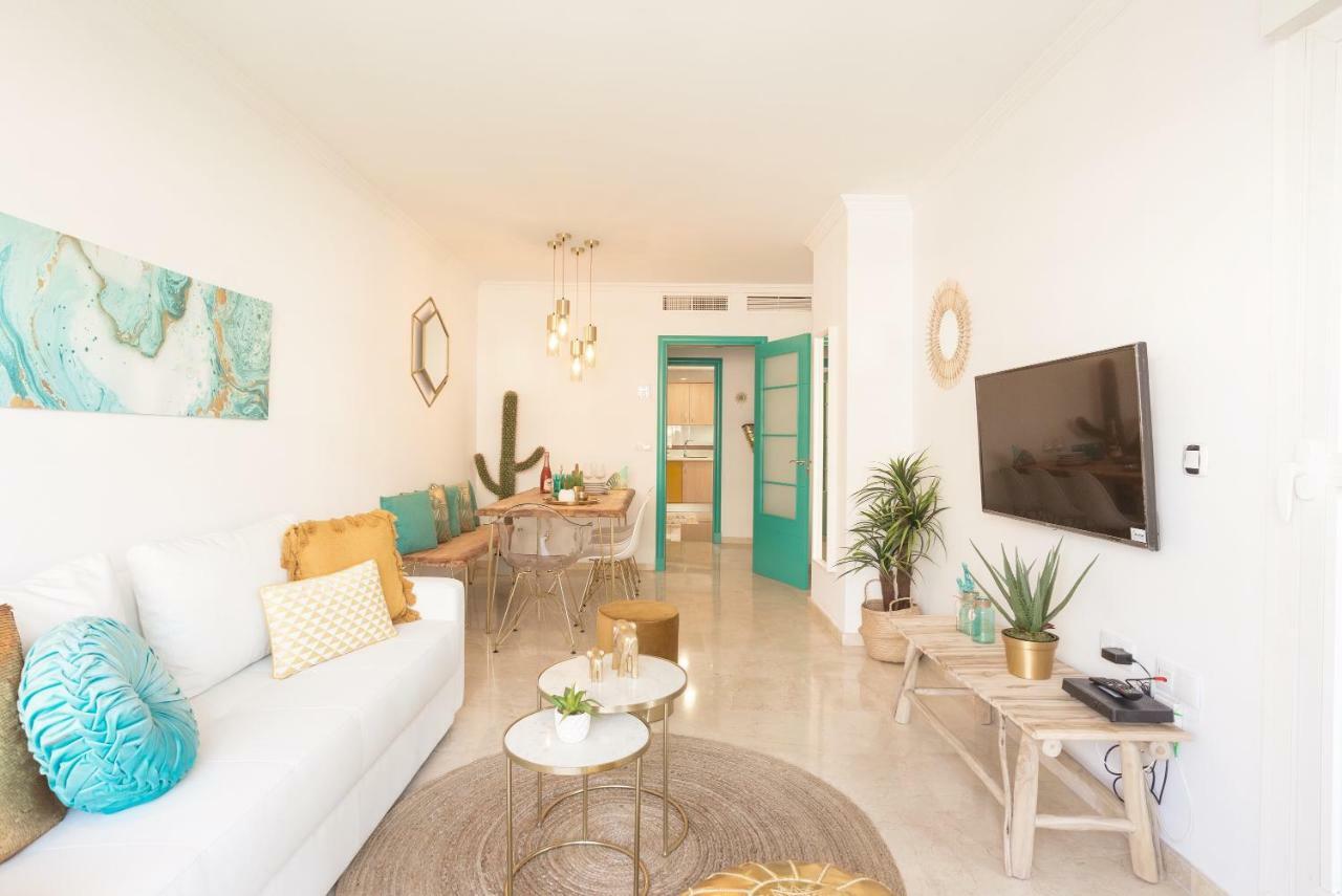 Charming Apartment On The Beach - Pool And Parking Malaga Exterior photo