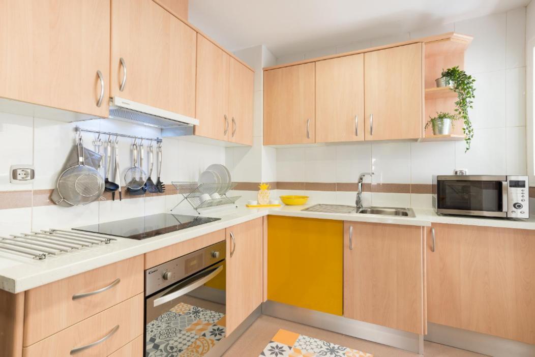 Charming Apartment On The Beach - Pool And Parking Malaga Exterior photo